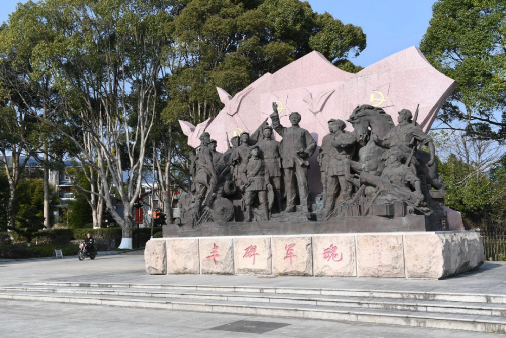 古田會(huì)議紀(jì)念館前的“豐碑軍魂”雕塑群（ 2021年1月25日攝）。新華社記者林善傳攝